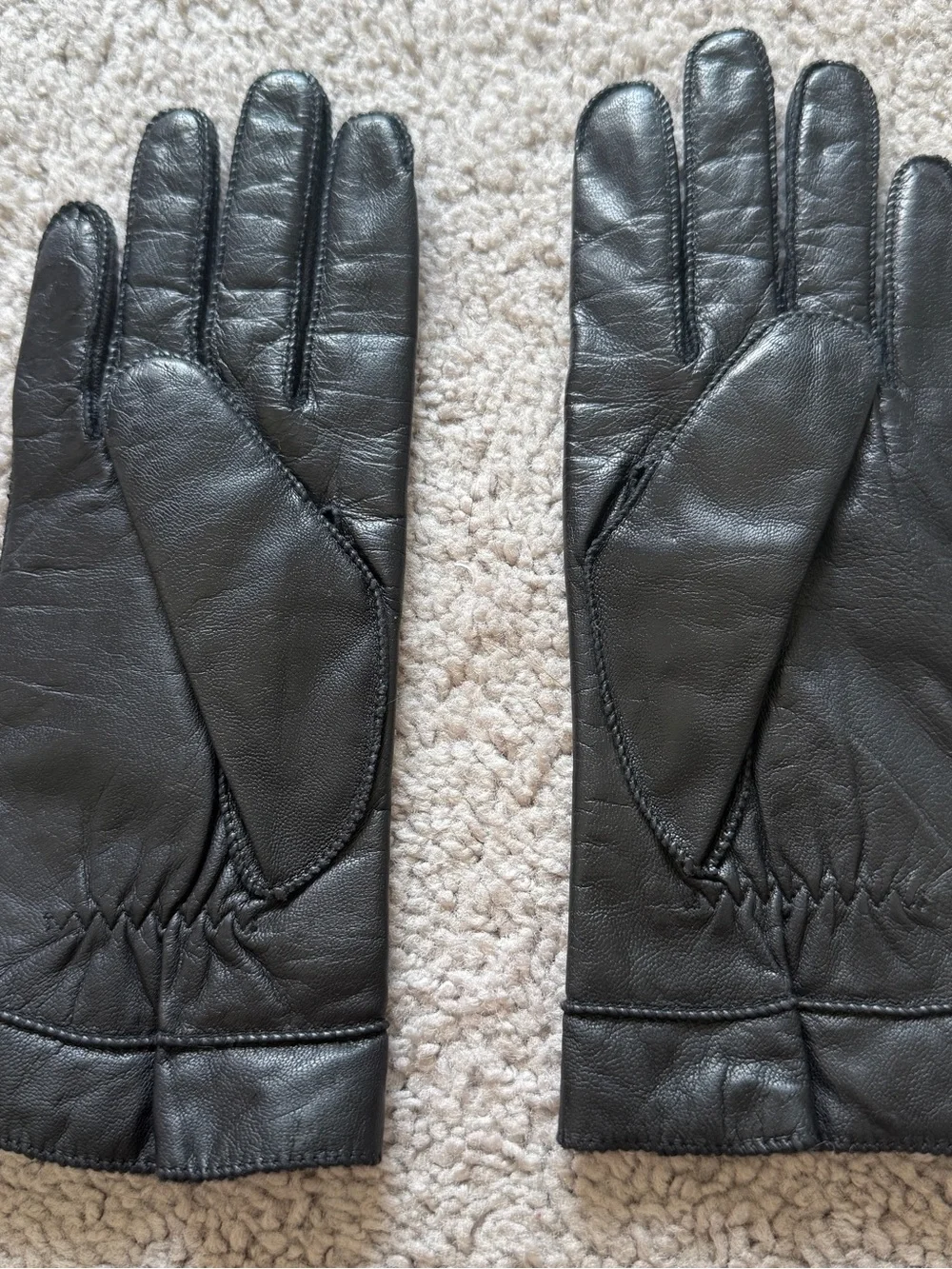 Elegant Black Leather Women’s Gloves